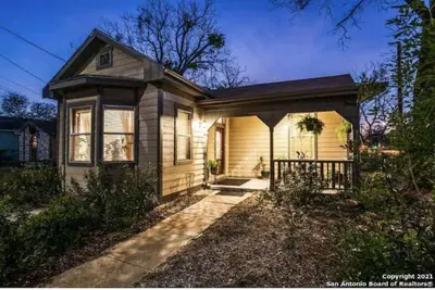Image de Alamo City Former Library Historic Home, Parking, Bbq, Firepit, Gated Side-Yards