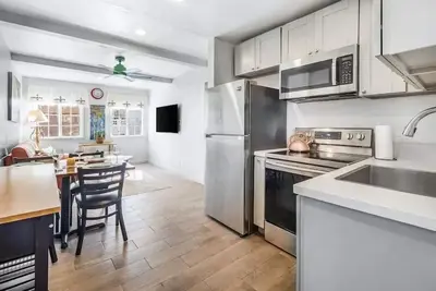 Image de Cozy 2br Bungalow by the beach, coffee, and dining. Walking Score 10/10