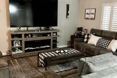 Image de Home in Glendale-7 min walk to State Farm Stadium!