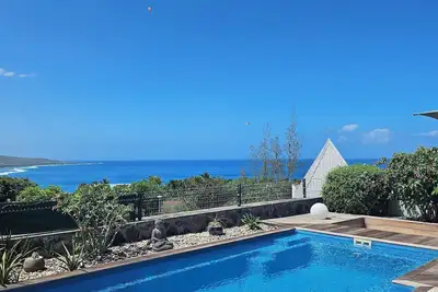 Belle villa avec vue mer, piscine privée chauffée, proche plage des parapentes.