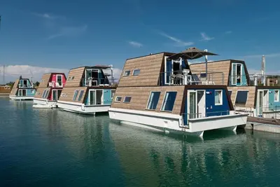 Image de Tranquil Marina Azzurra Resort House boat 2 chambres pour 6 personnes