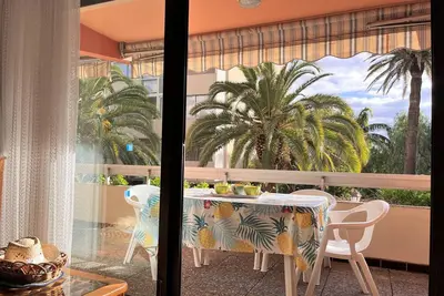 Image de Appartement Climatisé avec Terrasse - 100m de la Plage - 4 couchages - Parking et Ménage Inclus