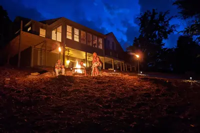 Image de Stunning 4+ Br waterfront home for lakeside fun!