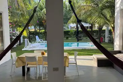 Amplia Villa, ideal para relajarse, caminar por  jardines y disfrutar del mar.