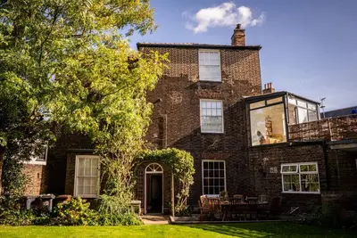 Image de Country House with walled garden in center of town