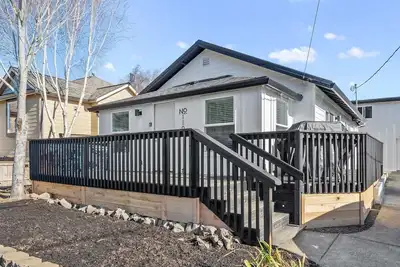 Image de Modern craftsman home close to all Garibaldi has to offer. Dog Friendly!