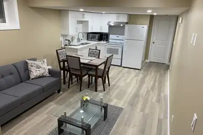 Image de Fabulous & Spacious Legal Basement Suite at Brighton Estate