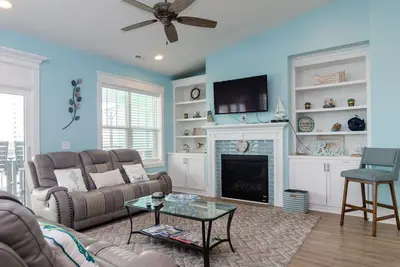 Image de Spacious 5 Br Home Across from Beach!