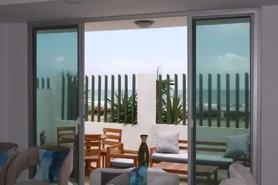 Image de Beautiful Modern House Right on the Ocean
