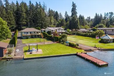 Image de Sunset Lake Retreat@ Lake Tapps-Lakefront, Spacious, Sports court, Kayaks