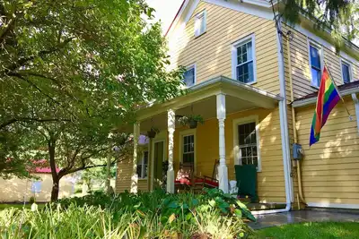 Image de Charming Upstate 2-Bedroom Farmhouse with Hot Tub, Fireplace on Nearly Two Acres