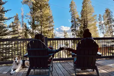 Image de Cozy Chalet - 1 mile from town entrance! Lake Views!