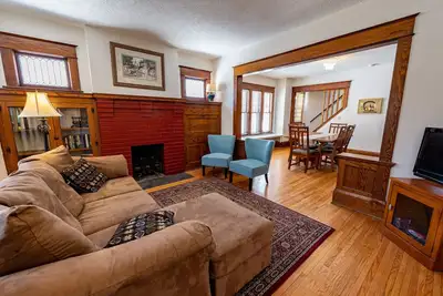 Image de Beautiful 4br 2 bath Craftsman home, completely renovated, roomy, handy location