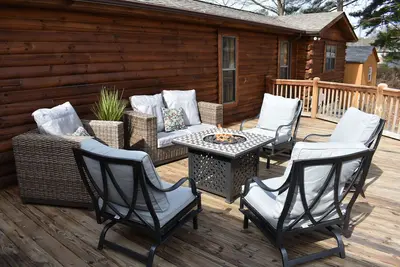 Image de Cozy log cabin, centrally located with covered storage for an Rv\/Boat