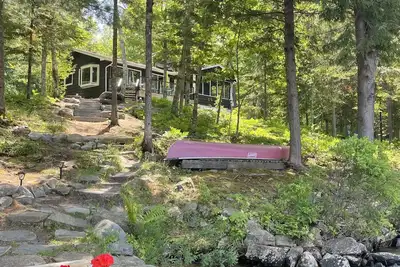 Image de Muskoka cottage on Penlake. The perfect getaway surrounded by trees and nature.