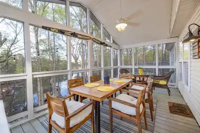 Image de Enjoy an off season weekend. Plenty of Parking Space, Turnaround Driveway.