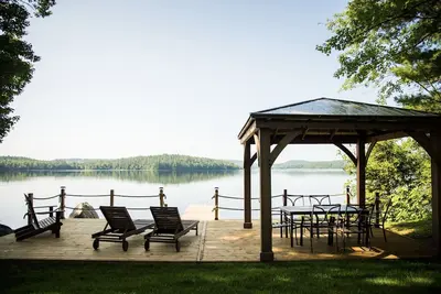 Image de Newly renovated open concept lake house with beautiful views