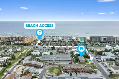 Image de Can sleep up to 32, one block from beach!