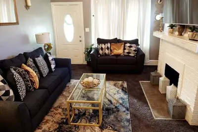 Image de Cozy Bungalow Near Lake and downtown