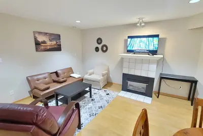 Image de Cheerful 2 bedroom basement suite w/ free parking Cars/Rv