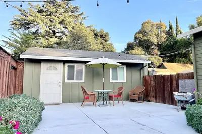 Image de Large New Modern Guest House + Laundry + Garden