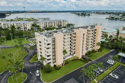 Image de Fully renovated penthouse: 5 min walk to Madeira Beach ~ Come enjoy our oasis!