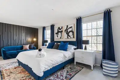 Image de Modern home near highways, king beds, ping pong table