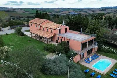 Villa with pool: sea and land in the beautiful Marche hills