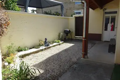 Image de Maison 2 chambres d'hotes avec grand jardin dans un village en pierre au calme.
