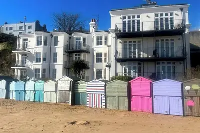 Image de Broadstairs 2 bedroom garden apartment on Viking bay with private beach access