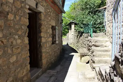 Image de Calme, charme, et vue dégagée dans un hameau au pied des Cévennes ardéchoises