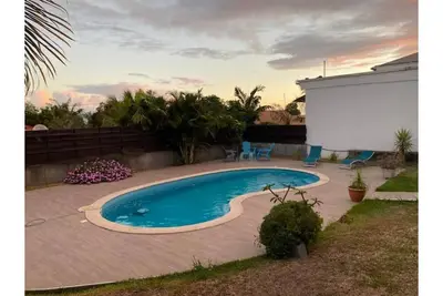 Image de villa avec piscine au centre ville de la rivière st louis