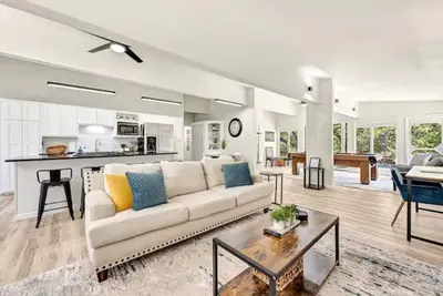 Image de Stylish Nwa pool table, family oasis!