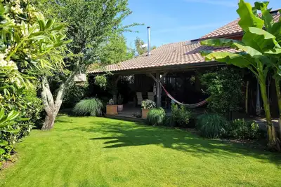 Image de Maison bois paisible dans un écrin de verdure à 10mn de la plage!