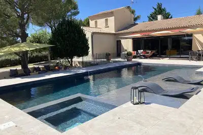 Image de Maison contemporaine avec piscine et dépendance