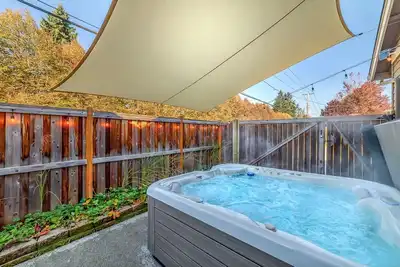 Image de King Bed•Hot Tub•Game Room•Walk to Dining, Shops & Autzen