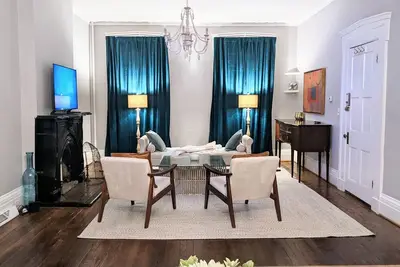 Image de Elegant apartment with free onsite parking
