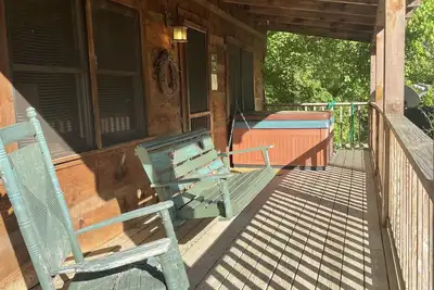 Image de Otter Riverfront cabin, great mountain views with Hot tub, Wifi\/Cable