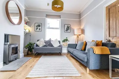 Image de Spacious House w\/Beautiful River Walk to Centre