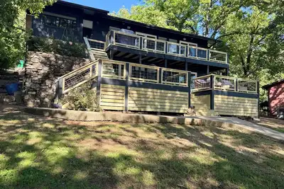 Image de Modern, clean, lakefront home with fire pit, grill kayaks & so much more. ⭐️⭐️⭐️⭐️⭐️