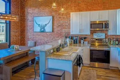 Image de West Empire Theatre Loft, Gorgeous Space on Main Street for 4! Local Golfing 50% Off!
