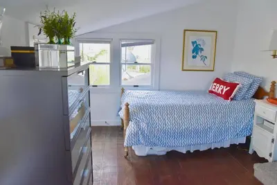 Image de Can a house be too close to the water? Come find out for yourself!