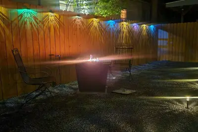 Image de Cozy downtown cottage w fenced yard, firepit and covered parking