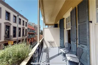 Image de Heart of the French Quarter with Balcony Overlooking St Louis St (Pet Friendly! )