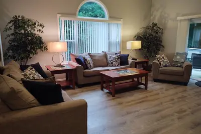 Image de Private Home in the woods - 15 minutes from Downtown!