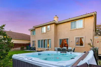 Image de Spacious 5br, 4 Bath With Hot Tub & Pool Table Only 5 Mi to Beach