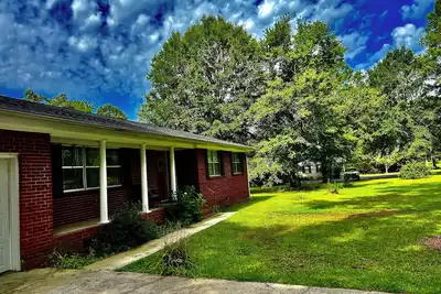 Image de Green Acre Home is at it’s best now that green is everywhere! Welcome!