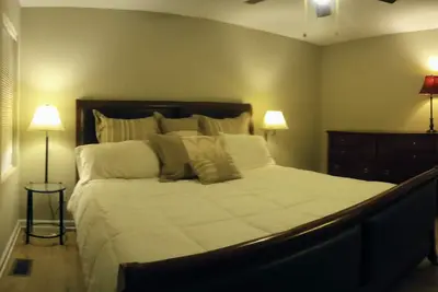 Image de Clean, Comfortable & 5 mins from Hpu, Furniture Market, and Hospitals