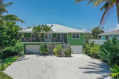 Image de Ocean view Home 5 bdrm- 4 upstairs- 1 suite downstairs