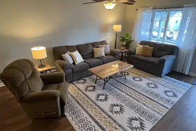 Image de Charming 3br Townhome; Fast Wi-Fi and Full Kitchen
